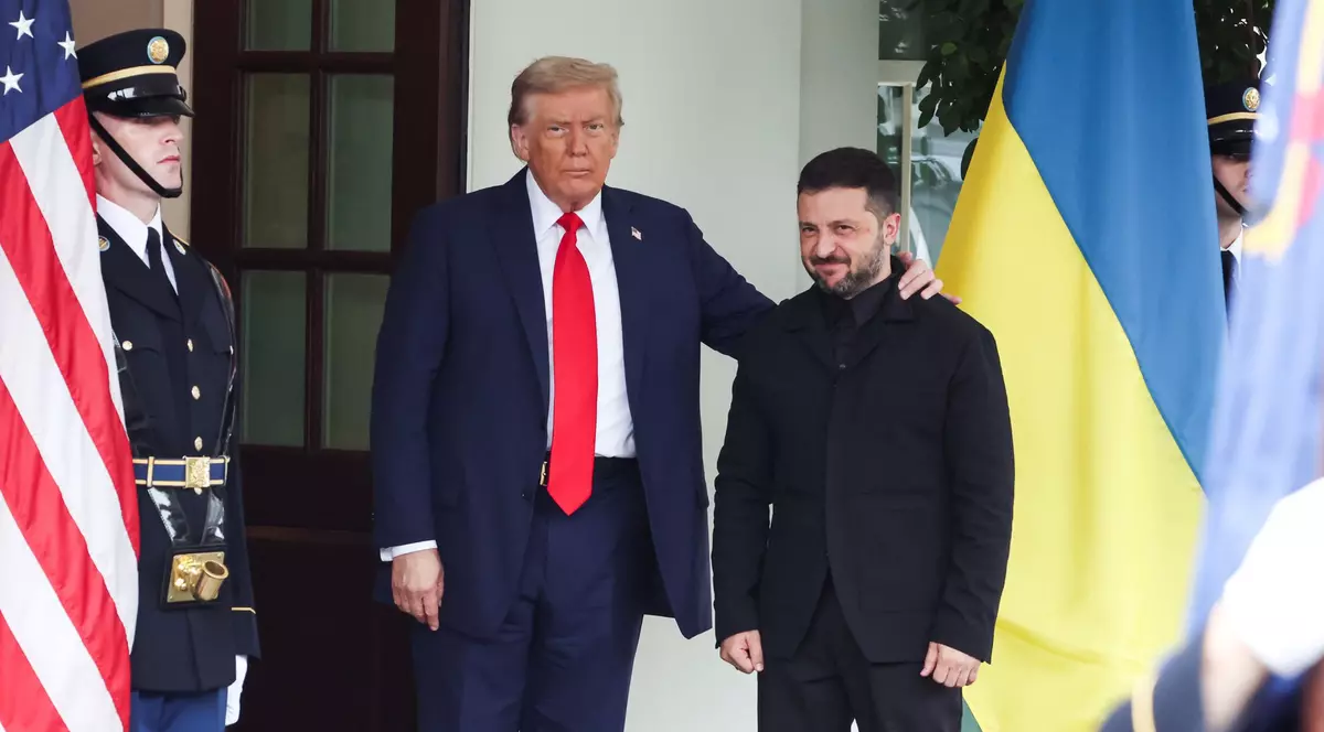 Președintele american Donald Trump (stânga) îl întâmpină pe președintele ucrainean Volodimir Zelenski la Casa Albă, înainte de întâlnirea lor cu liderii europeni.