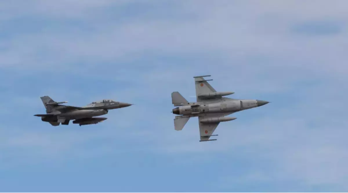 Două avioane de luptă F-16 în timpul zborului