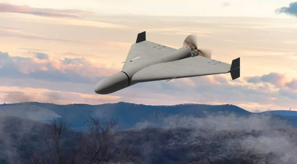 Această imagine prezintă o dronă militară de tip kamikaze (similară modelelor Shahed-136), de culoare gri, în zbor la altitudine joasă. Drona survolează un peisaj montan acoperit de ceață și vegetație rară, sub un cer cu nuanțe de apus.