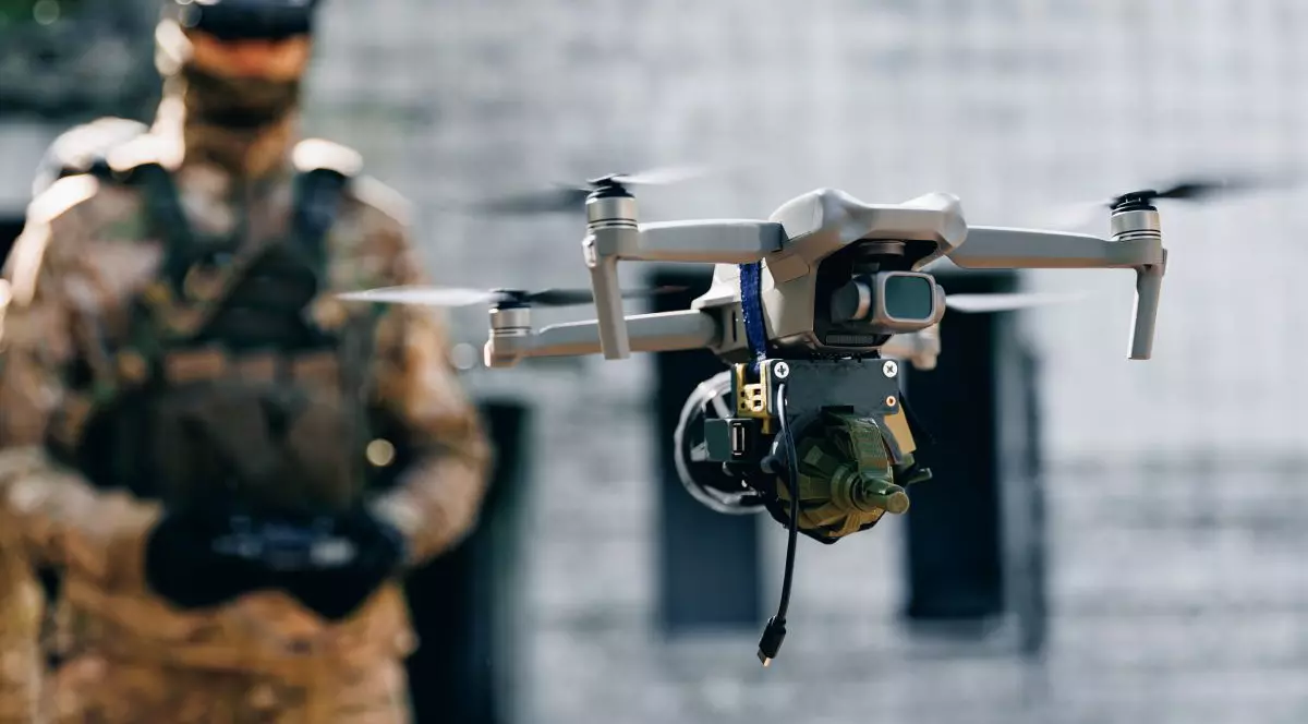 Operator de dronă soldat lansează o dronă militară cu o bombă pentru a o arunca în fortificațiile și tranșeele inamice. Concept de utilizare a roboților militari în războiul modern