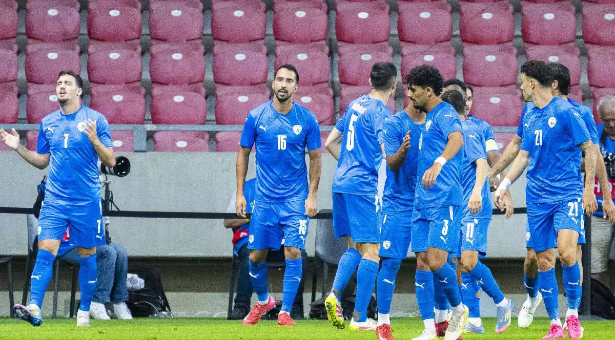 Echipa Israelului sărbătorind primul gol marcat de Yarden Shua în timpul meciului amical internațional de fotbal dintre Israel și Slovacia, disputat pe stadionul Nagyerdei.