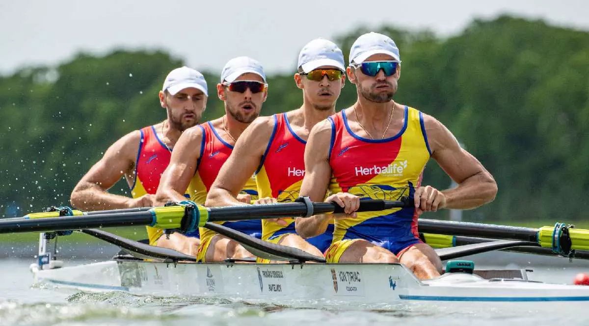 Echipajul de patru rame masculin al României în timpul unei curse