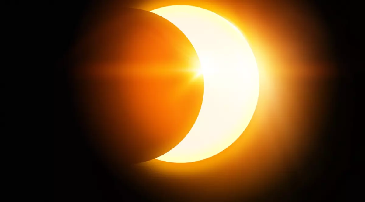 Eclipsă parțială de Soare pe 22 septembrie 2025 - Imagine cu o eclipsă parţială de soare, în care luna a acoperit aproape jumătate din discul solar