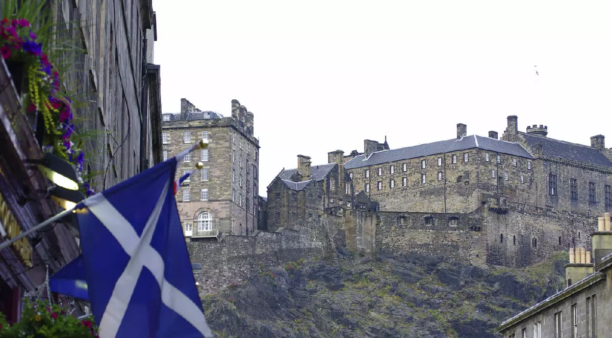Orașul Edinburgh, capitala Scoției, u steag se vede fluturând