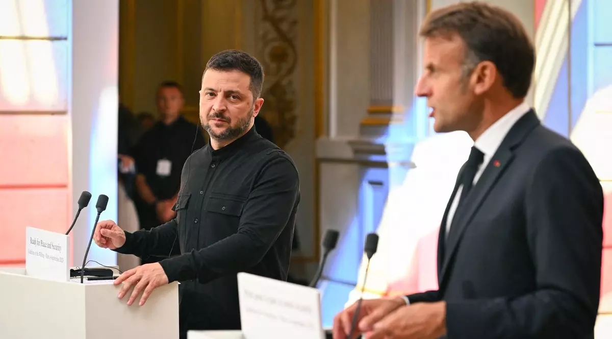 Emmanuel Macron (dreapta), într-o conferință de presă, la Palatul Elysee, alături de Volodimir Zelenski Foto: Profimedia
