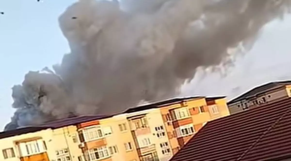Fumul gros care se vede deasupra unui bloc de locuințe din Sebeș, în urma exploziei de la fabrica de prelucrare a lemnului