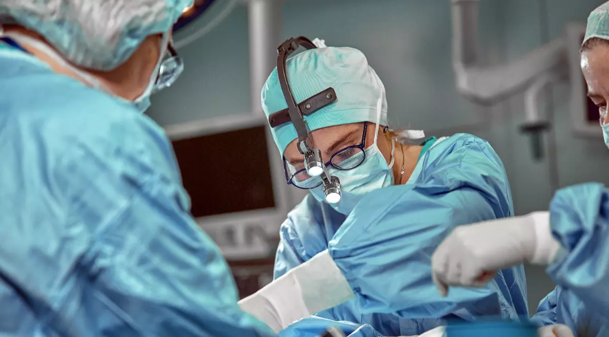 Mai multe femei chirurg în timpul unei operații