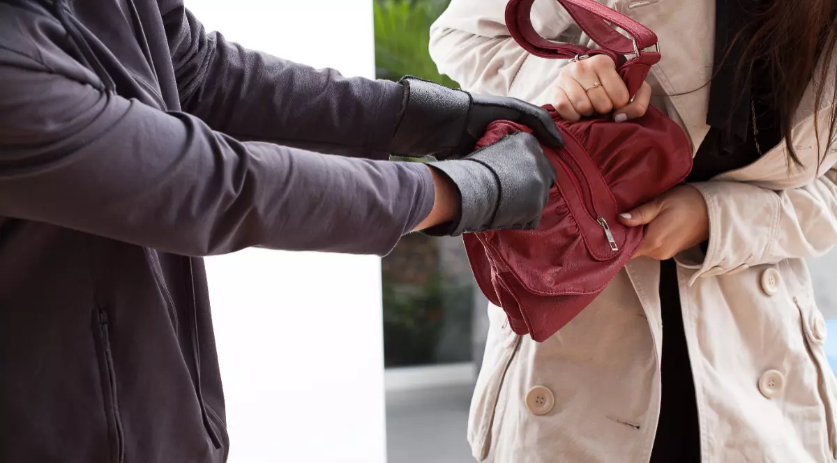 Un bărbat care încearcă să fure geanta unei femei