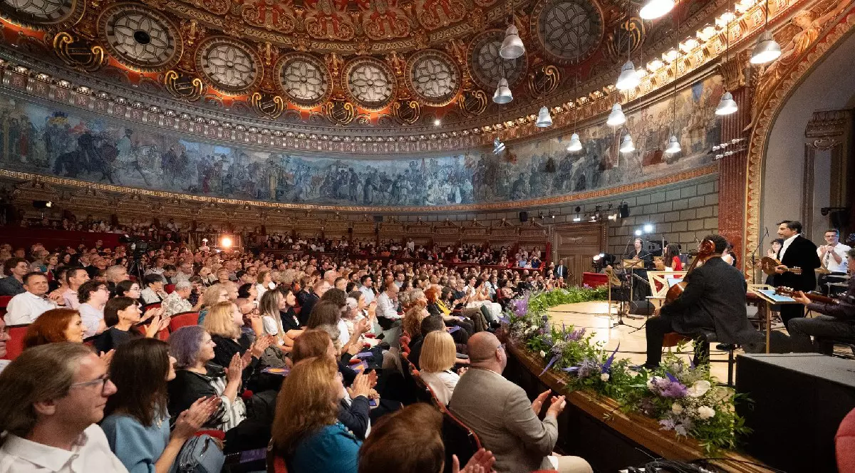 Mai mulți oameni asistă la Festivalul George Enescu, la Ateneu