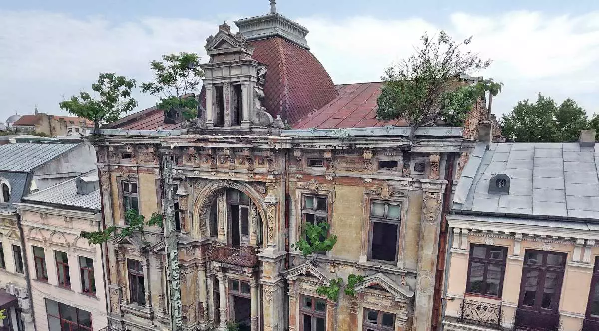 Pe fostul Hotel Bristol din centrul orașului Brăila cresc mai mulți copaci