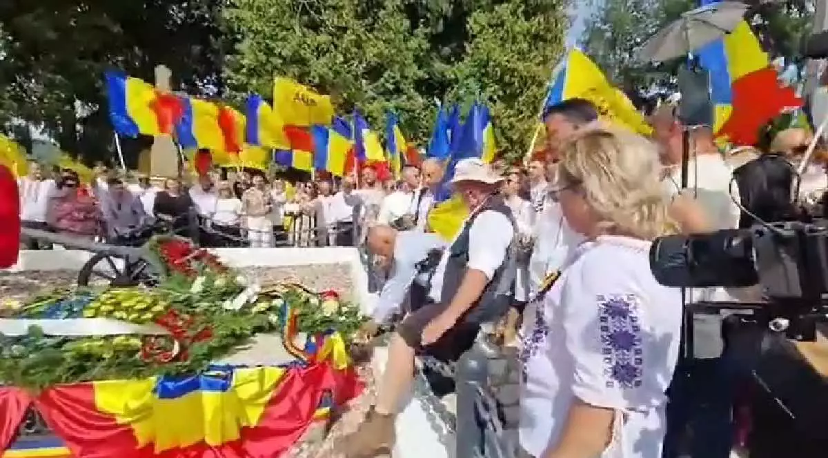 Un fotograf s-a urcat pe mormântul lui Avram Iancu ca să îi facă poze lui george Simion