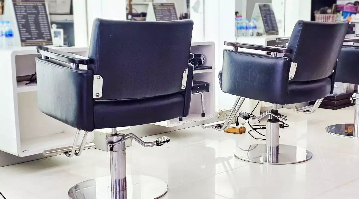 Scaunele goale dintr-un salon de înfrumusețare, din zona de coafor