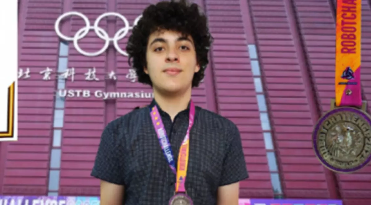 Gabriel-Sebastian Roșioru, tânărul medaliat cu argint la Campionatul Mondial de Robotică ”RobotChallenge World” de la Beijing
