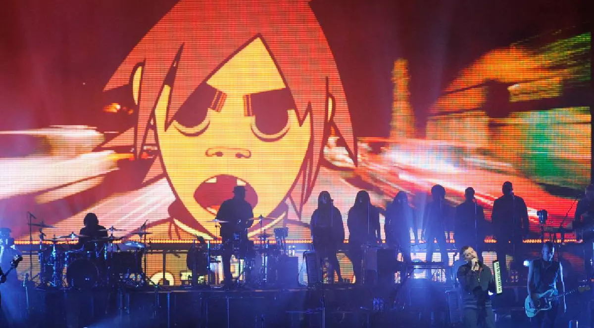 Damon Albarn de la Gorillaz cântând pe o scenă