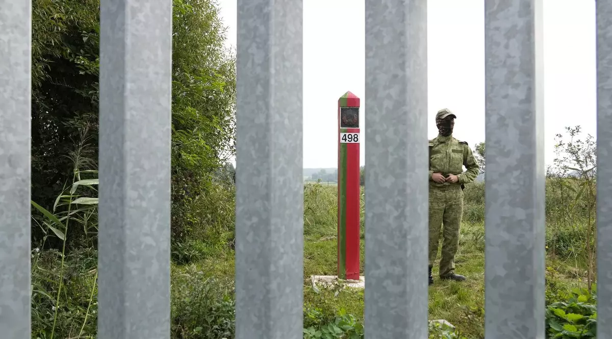 Grănicer belarus monitorizează granița cu Polonia în timpul unei vizite în zonă a premierului Donald Tusk. Imagine cu caracter ilustrativ Foto: Profimedia