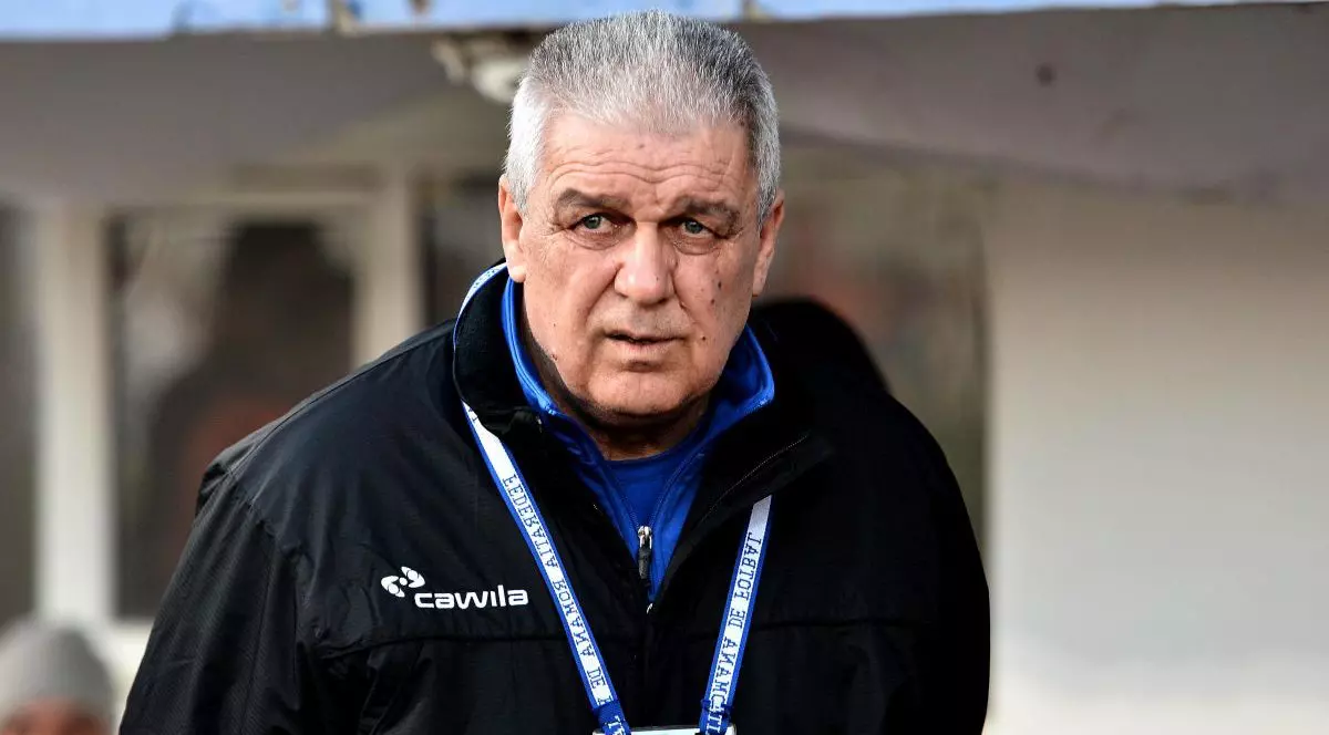 Florin Marin, cu mâinile la spate, urmărește de pe marginea terenului meciul Rapid - Oțelul, disputat în 21 martie 2015