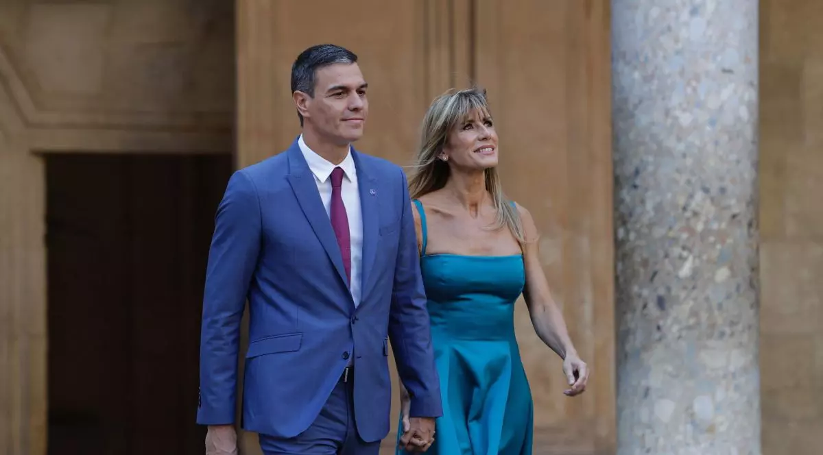 Pedro Sanchez și soția sa, Begona Gomez, sosesc ținându-se de mână la cină la Alhambra în timpul Summitului Comunității Politice Europene, 5 octombrie 2025
