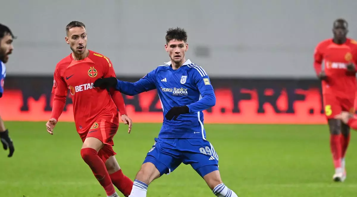 Vladislav Blanuță urmărește un balon în timpul meciului Universitatea CRiova - FCSB, decembrie 2023