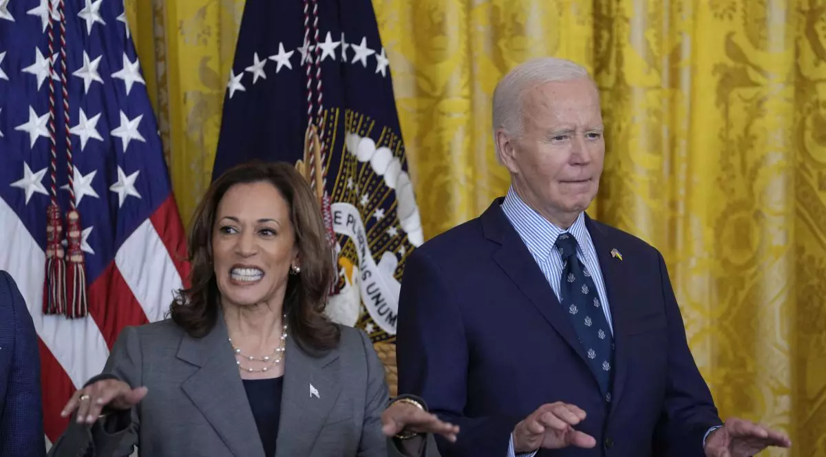 Joe Biden și Kamala Harris dau din mâini, în timp ce vorbesc la un eveniment care aborda violența armată în Sala de Est a Casei Albe din Washington, DC, SUA, 26 septembrie 2024