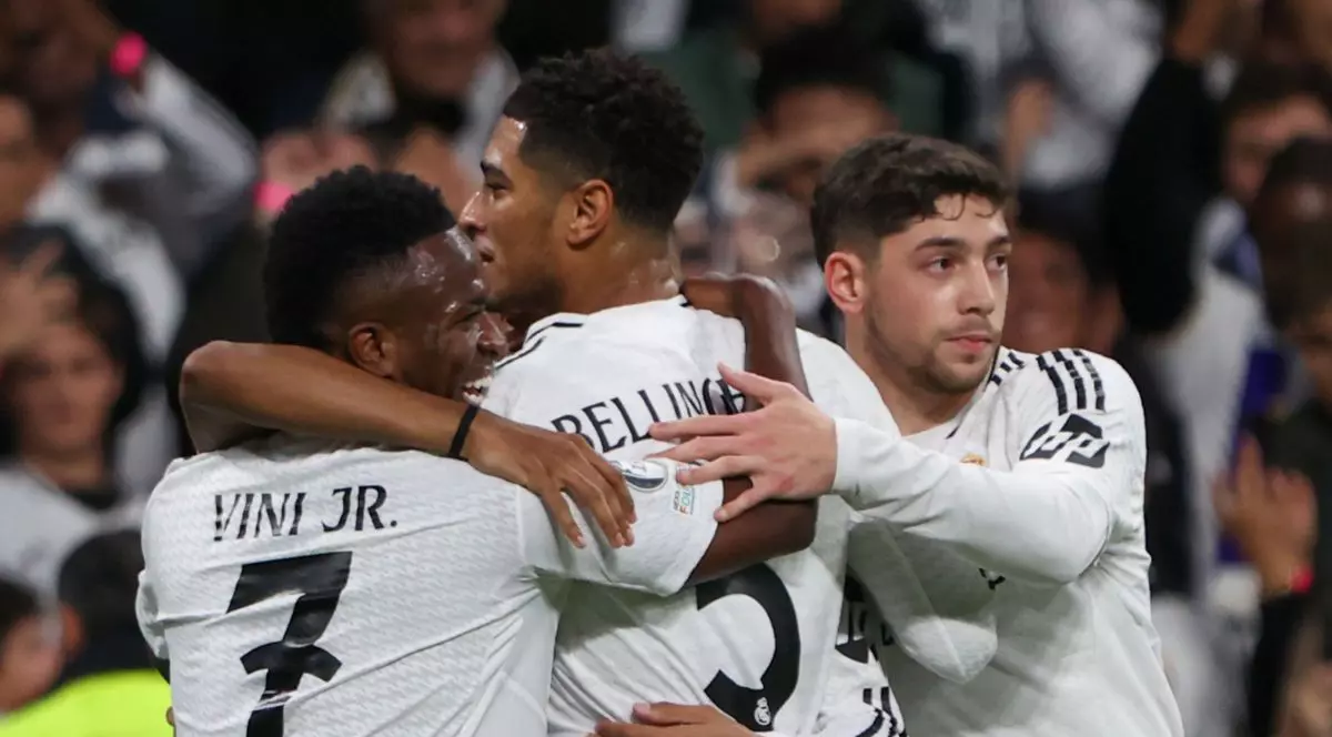 Vinicius, Bellingham și Valdevde se îmbățișrează după un gol marcat de Real Madrid într-un meci cu Salzburd din Liga Campionilor, ianuarie 2025