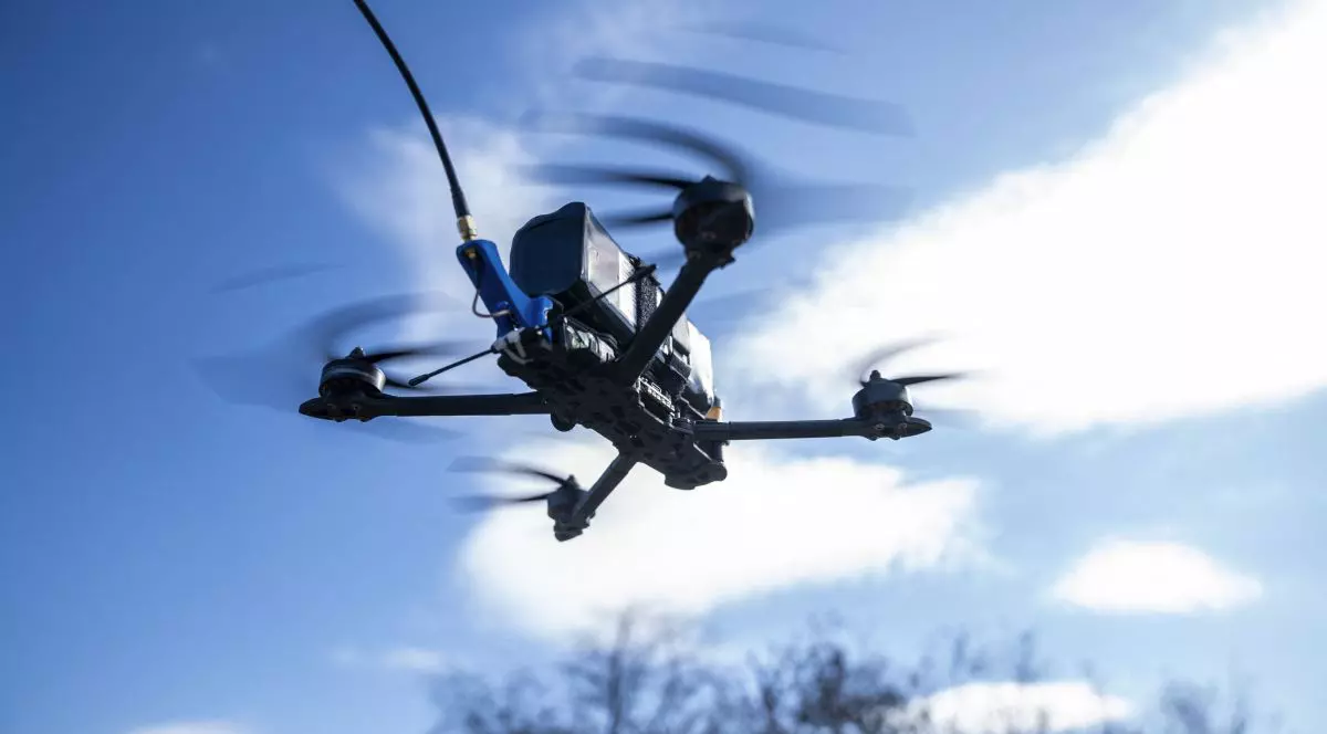 O dronă kamikaze ucraineană survolează linia frontului din regiunea Harkov, martie 2025