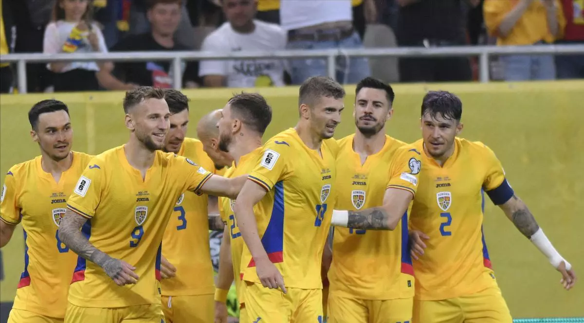 Jucatorii echipei nationale de fotbal a Romaniei se felicită dupa ce Florin Tanase a inscris un gol cu Cipru, într-un meci din preliminariile Cupei Mondiale din 2026, disputat pe Arena Nationala din Romania, marti, 10 iunie 2025