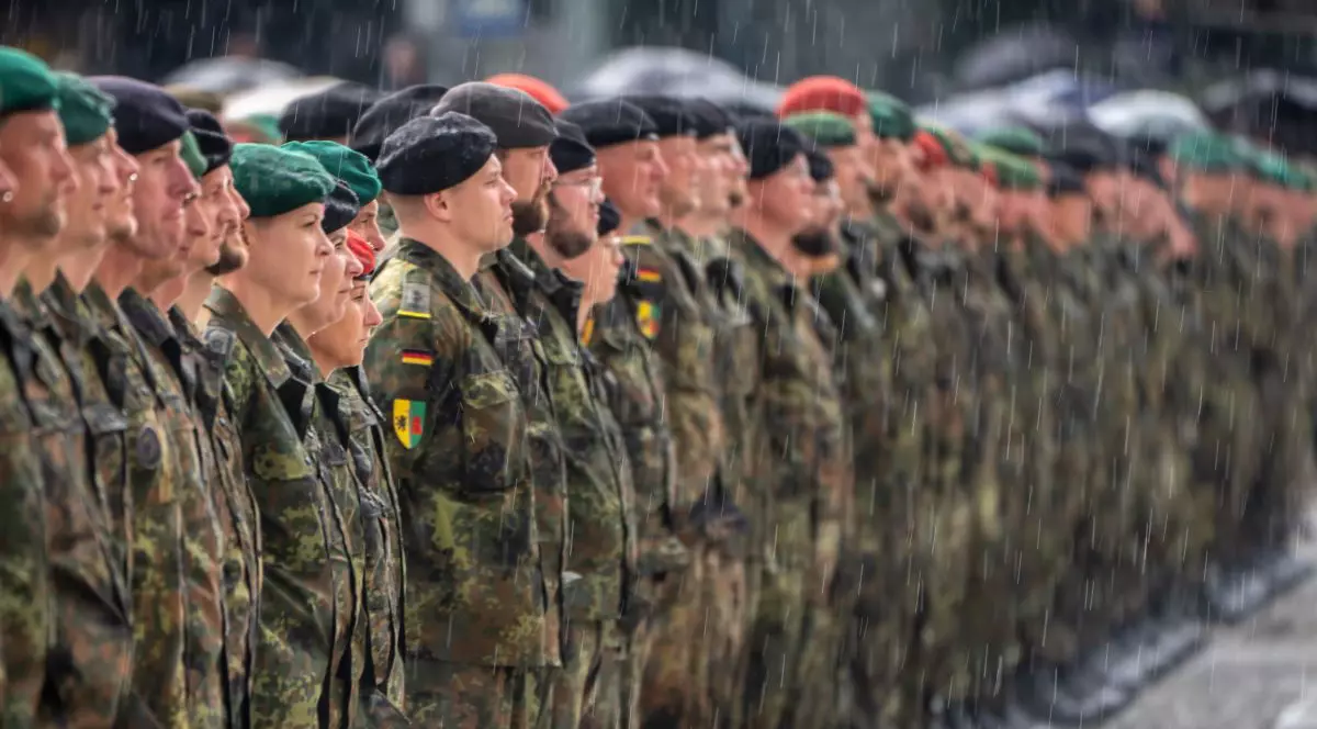 Soldați ai Brigăzii 45 Blindate a Germaniei, staționate în Lituania, stau în formație, în timpul unei ceremonii, mai 2025