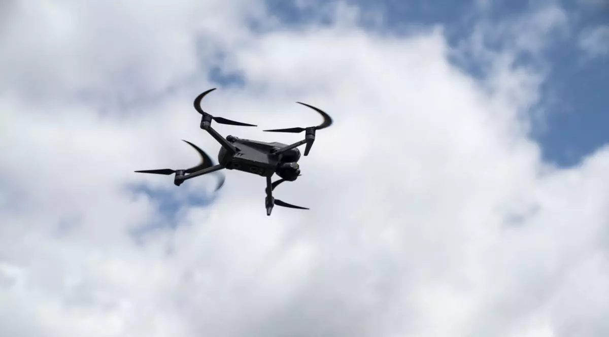 O dronă survolează spațiul aerian al Ucrainei, iulie 2025