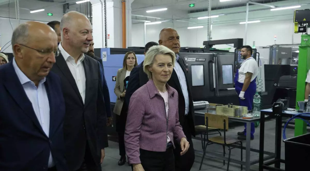 Ursula von der Leyen vizitează VMZ, cea mai mare fabrică de armament din Bulgaria, însoțită de prim-ministrul bulgar, Rosen Jelyazkov, la Sopot, Bulgaria, pe 31 august 2025.