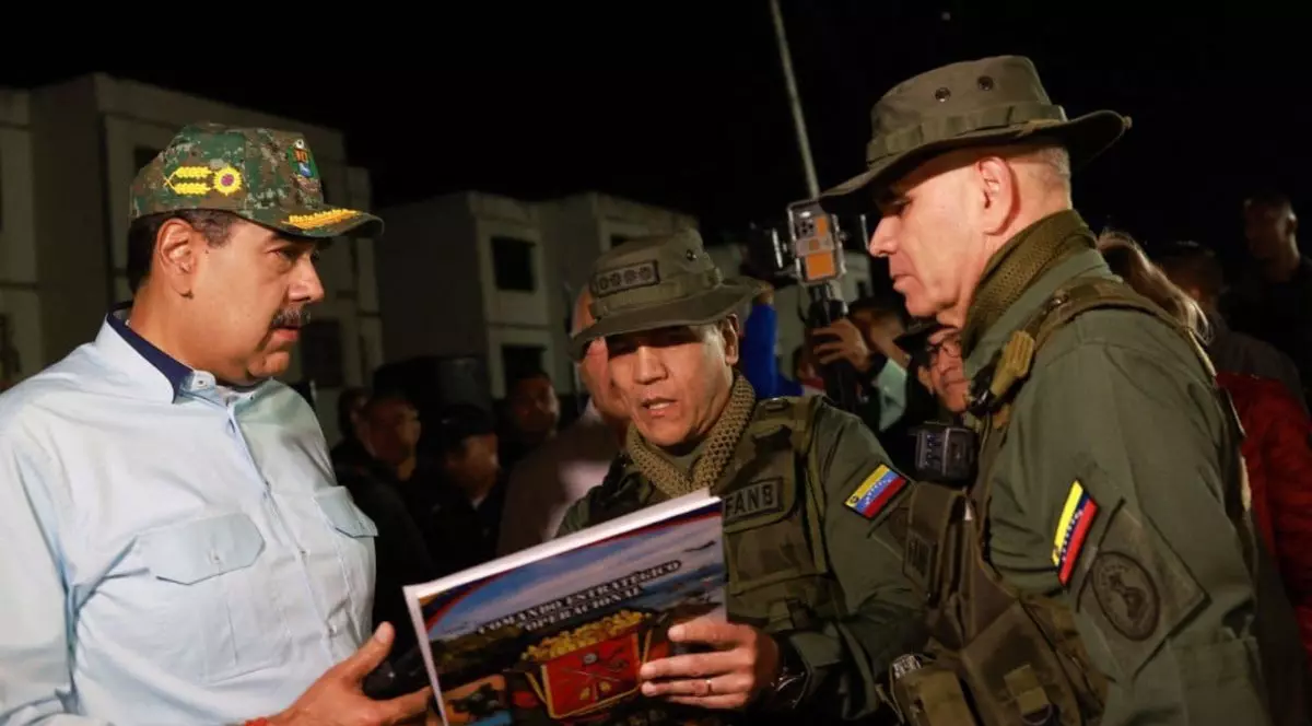 Nicolas Maduro, primește informații de la doi ofițeri superiori, în timp ce conduce desfășurarea Planului Independencia 200 din Ciudad Caribia pe 11 septembrie 2025 în La Guaira, Venezuela