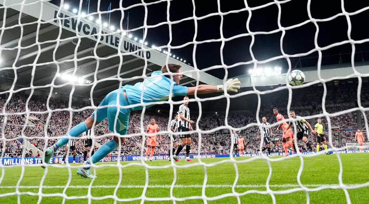 Marcus Rashford, în echipament portocaliu, trimite minge în poartă, cu tot efortul portarului de la Newcastle de a respinge, 18 septembrie 2025