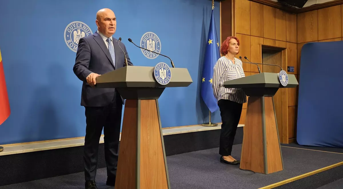 Premierul Ilie Bolojan și purtătorul de cuvânt Ioana Dogioiu, la conferința de presă de astăzi, 2 septembrie. Foto: Cristian Otopeanu / Libertatea