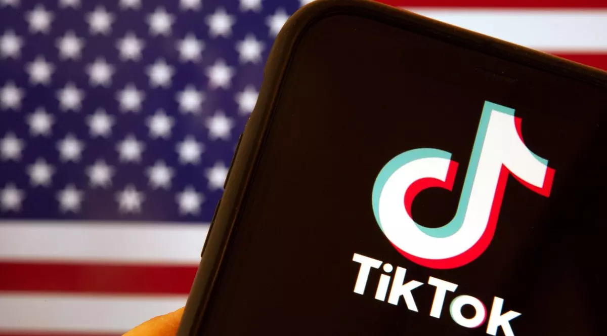 Imagine creativă cu logoul TikTok într-un telefon suprapus pe stegul Americii și cel al Chinei Foto: Profimedia