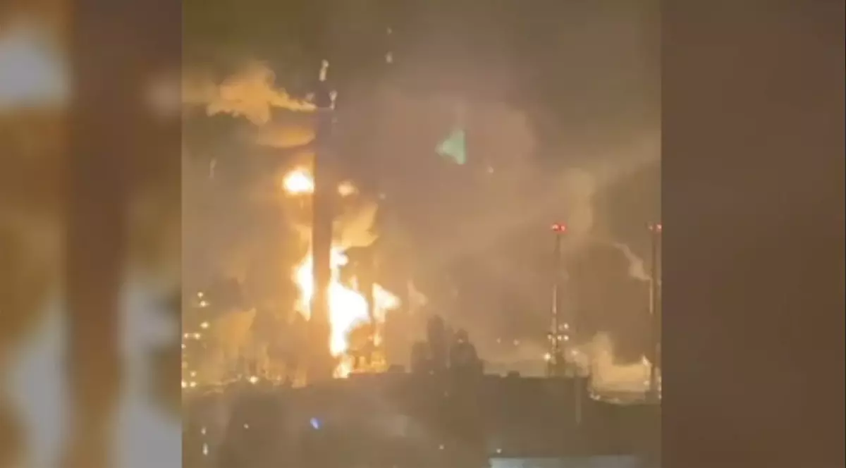 Incendiu după un atac cu drone asupra rafinăriei din Saratov. Imagine cu caracter ilustrativ Foto: Profimedia