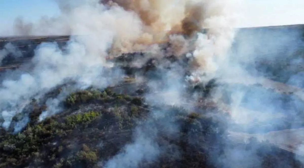 fum gros care se ridică din pământ în timpul unui incendiu de vegetație din Toplița, județul Buzău, 5 septembrie 2025