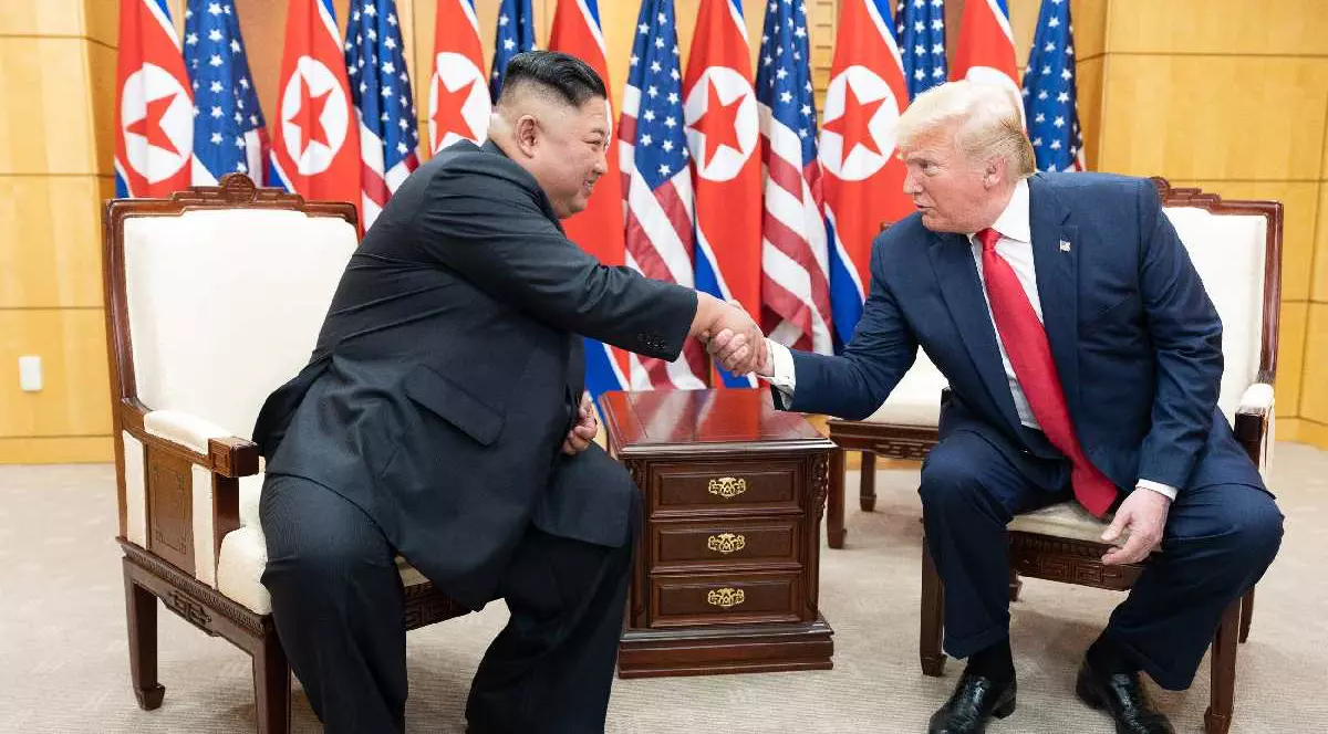 Președintele Donald Trump se salută cu Kim Jong Un, liderul suprem al Coreei de Nord