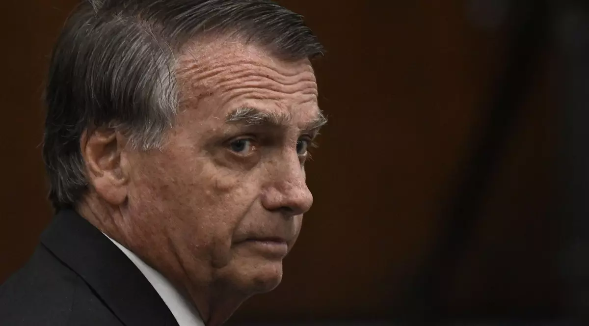 Imagine cu Jair Bolsonaro. Fostul președinte al Braziliei poartă un sacou negru și o cămașă albă