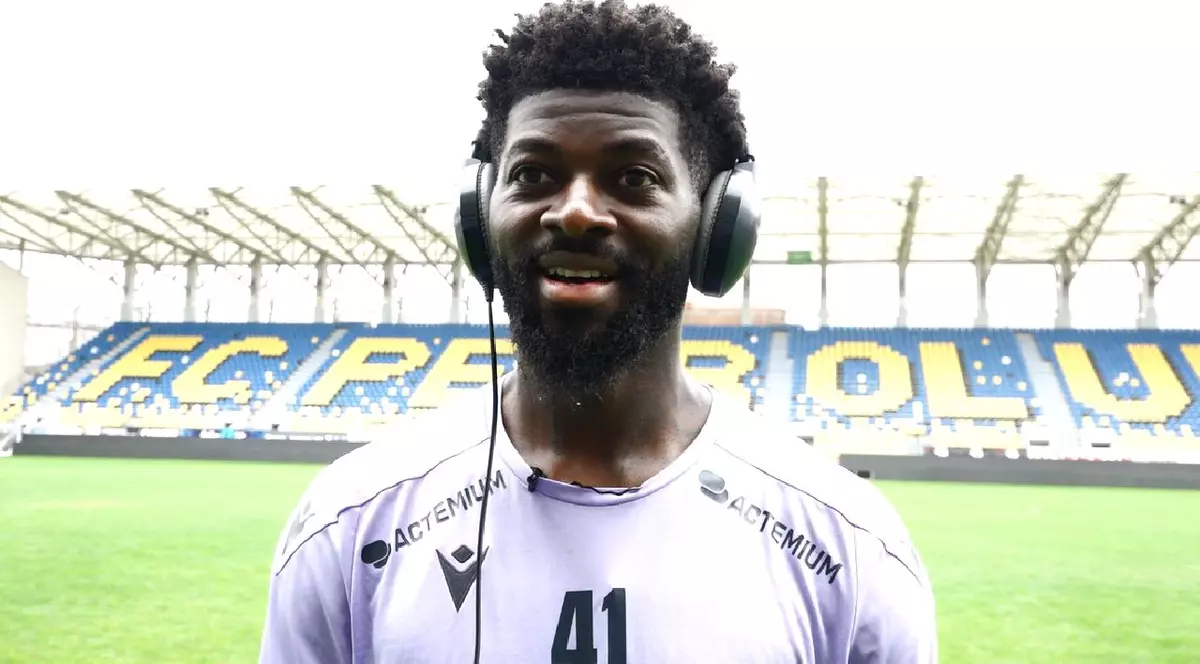 Cu cășțile pe urechi, Onguene prezintă știrea transferului la Petrolul