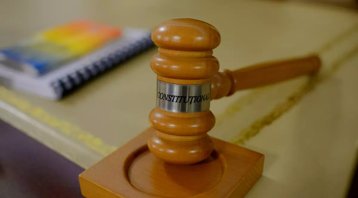 Imagine cu un ciocan din lemn pe care scrie: "Curtea Constitutionala"