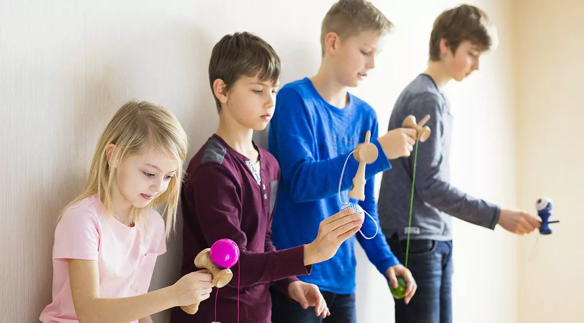 Grup de copii care se joacă kendama împreună. Foto ilustrativ