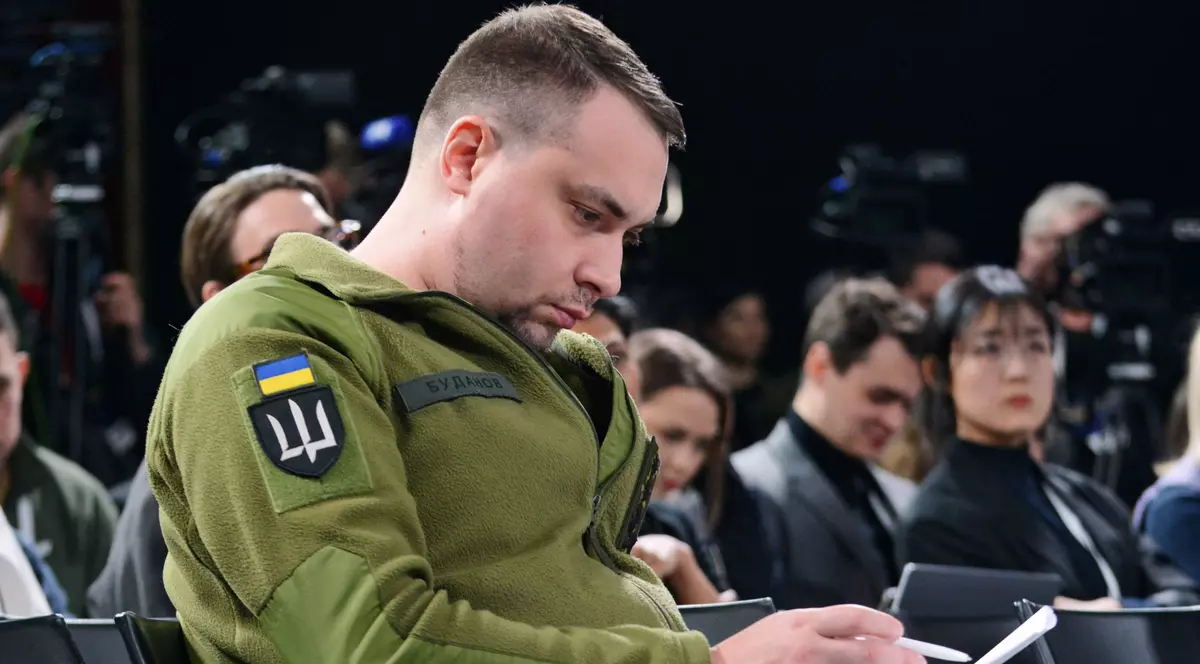 Kirilo Budanov răsfoiește notițele la o reuniune a Statului Major ucrainean