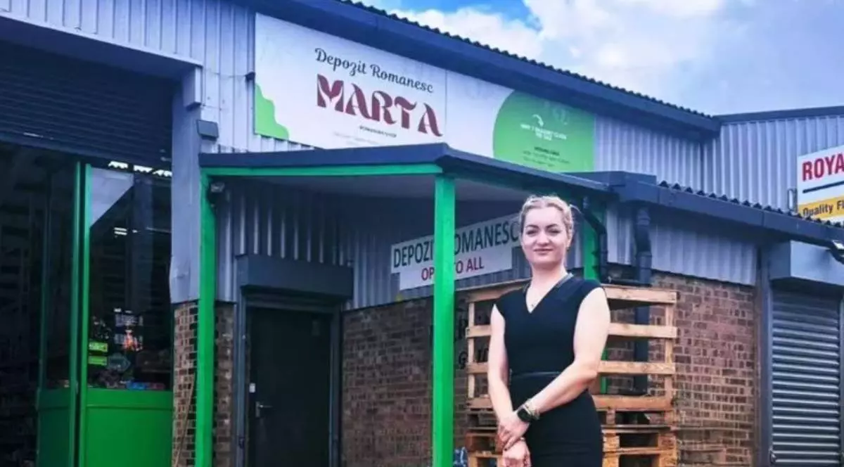 Larisa Crețu, românca din Anglia stând în fața magazinului său pe care l-a deschis în Regat