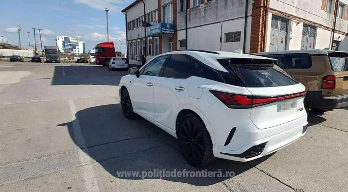 Imagine cu cele două mașini furate și găsite în Portul Constanța: în stânga este un Lexus alb, iar în dreapta o Toyota maronie