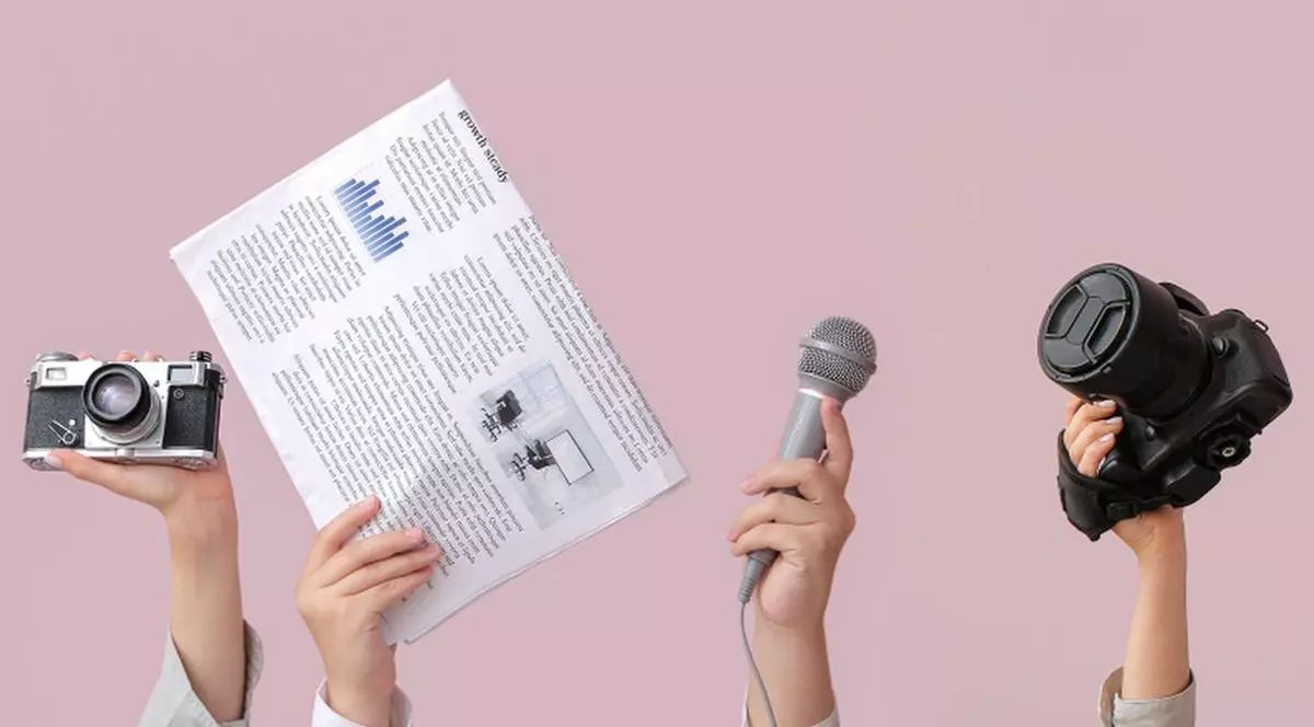 Mâini de jurnaliști cu ziare, microfoane și camere foto pe fundal roz