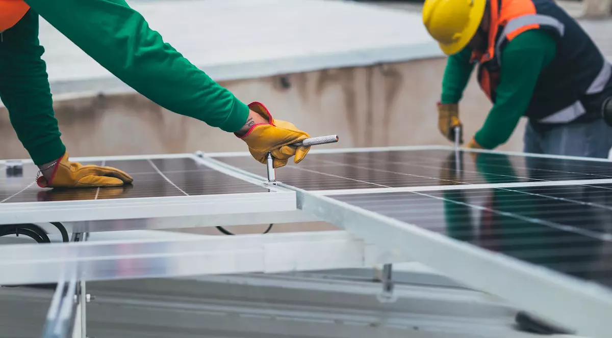 Panouri fotovoltaice montate pe balcoane: c&acirc;t cost&#259; kiturile &#537;i ce economii pot aduce locatarilor de bloc