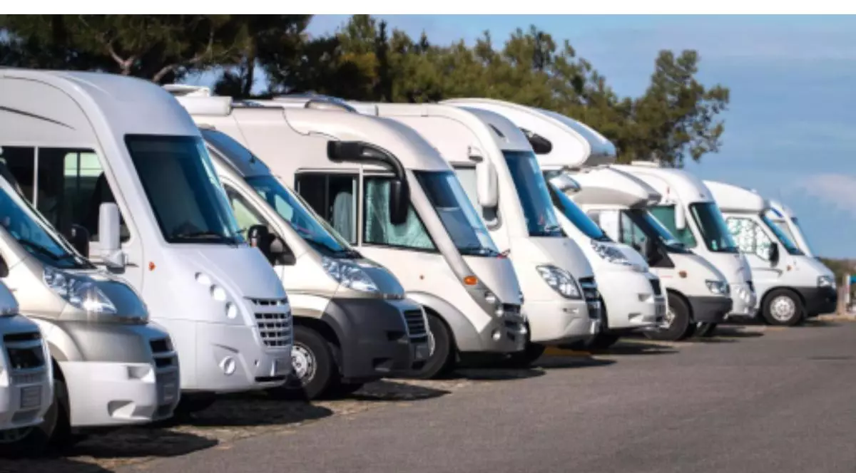 Parcare auto - poza cu mai multe camioane albe aliniate intr-o parcare