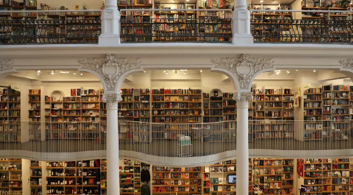 Cărturești Carusel este o librărie situată în centrul vechi al orașului București.