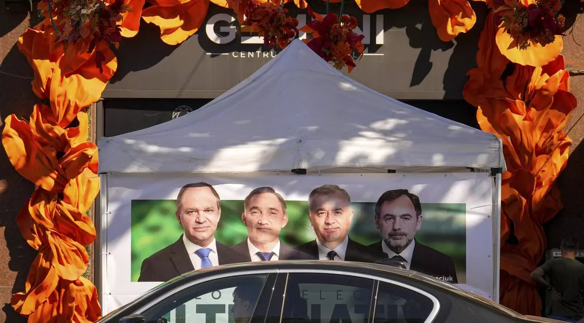 Liderii Blocului Alternativa, începând cu Ion Ceban (stânga), Alxandr Stoianglo, Ion Chicu și Mark Tkaciuk (dreapta), pe un afiș electoral în centrul Chișinăului Foto: Profimedia