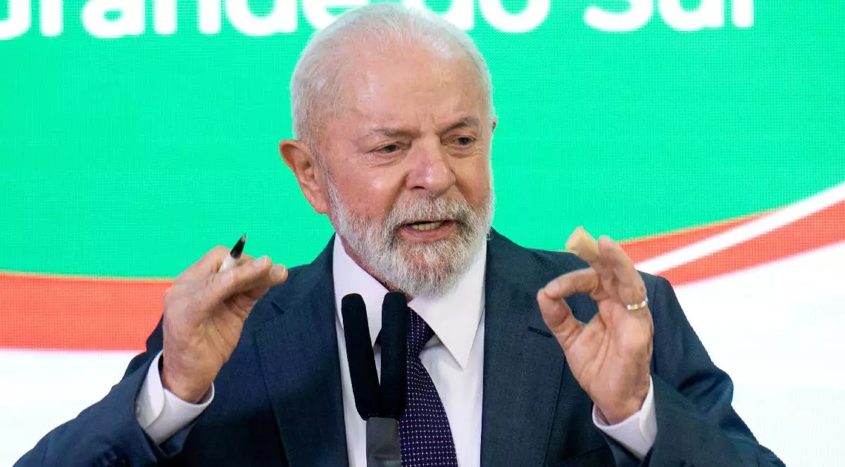 Președintele Braziliei vorbește la o conferință de presă, îmbărcat la costum și gesticulând