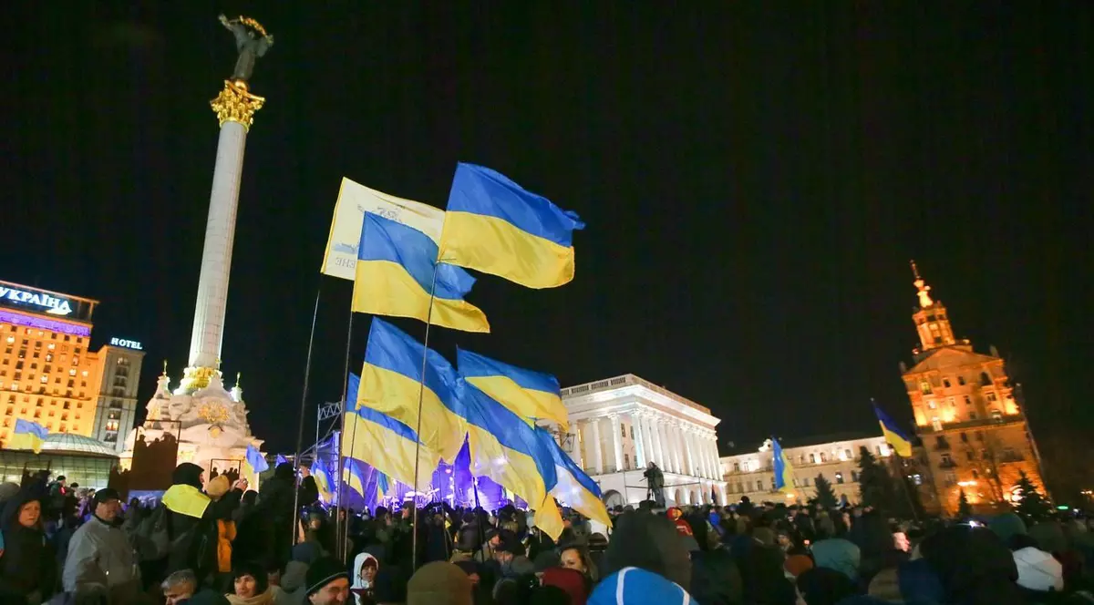 Oameni la un miting pentru aniversarea revoluției Maidan, în Piața Maidan Nezalejnosti din Kiev